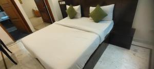 Postel nebo postele na pokoji v ubytování Hotel Royal Plaza Tark Delhi