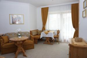 Posezení v ubytování Landhaus Achental + 37 fotografií