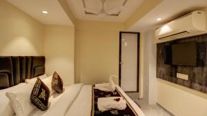 Hotel Sapphire Inn Residency的电视和/或娱乐中心