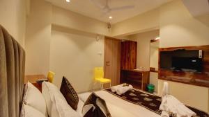 Hotel Sapphire Inn Residency的电视和/或娱乐中心