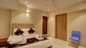 Hotel Sapphire Inn Residency客房内的一张或多张床位