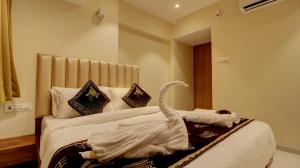 Hotel Sapphire Inn Residency客房内的一张或多张床位
