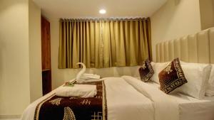 Hotel Sapphire Inn Residency客房内的一张或多张床位