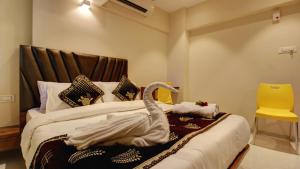 Hotel Sapphire Inn Residency客房内的一张或多张床位