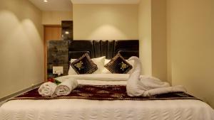 Hotel Sapphire Inn Residency客房内的一张或多张床位