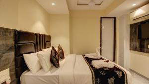 Hotel Sapphire Inn Residency客房内的一张或多张床位