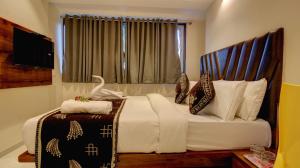 Hotel Sapphire Inn Residency客房内的一张或多张床位