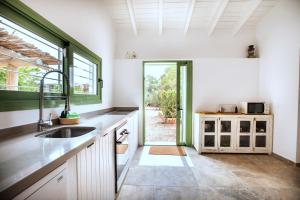 サン・フランセスク・ハヴィエルにあるCasa Can Joan Guaschのキッチン(シンク付)、庭へのドア +37枚の写真