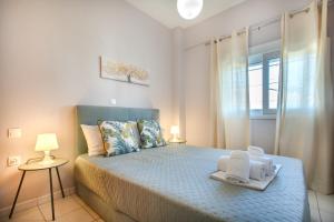 ein Schlafzimmer mit einem Bett mit zwei Handtüchern darauf in der Unterkunft Almyra Apartments by RentalsPro - Hanioti Halkidiki in Chaniotis