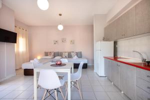 ein Zimmer mit einem Bett und einem Tisch und Stühlen in der Unterkunft Almyra Apartments by RentalsPro - Hanioti Halkidiki in Chaniotis + 35 Fotos