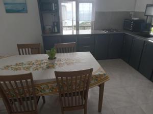 Kuchyň nebo kuchyňský kout v ubytování Ô Bercail du Sud-Hibiscus chez Jeannette