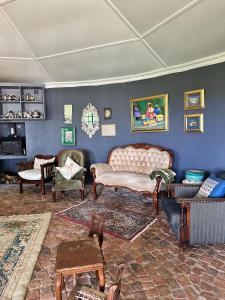 un soggiorno pieno di mobili di Rose Cottage, Elgin Grabouw a Grabouw