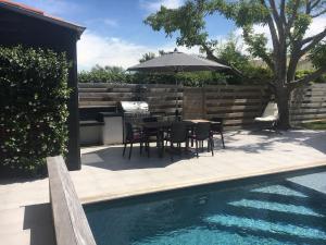 Piscina de la sau aproape de Maison 50m des plages 2 chambres 4 pers avec piscine chauffée privée