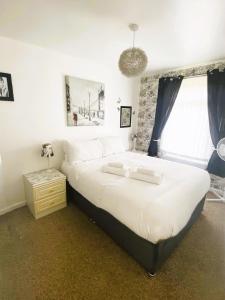 Postel nebo postele na pokoji v ubytování Relaxing family chalet in quiet area, short stroll to beach, nr to tranquil Norfolk Broads and Great Yarmouth