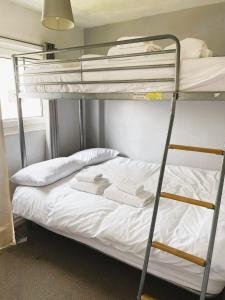 Postel nebo postele na pokoji v ubytování Relaxing family chalet in quiet area, short stroll to beach, nr to tranquil Norfolk Broads and Great Yarmouth