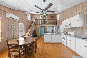 Η κουζίνα ή μικρή κουζίνα στο Waterfront Dock Kayaks Ping Pong 3 Bedroom 2 Bathroom