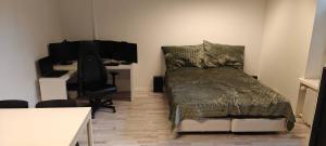 sypialnia z łóżkiem, biurkiem i komputerem w obiekcie Super Central Work & Game Hub w mieście Turku