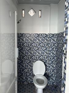 Et badeværelse på Pantai Concesso Resort Haranggaol