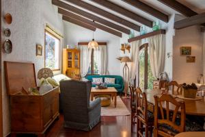 Posezení v ubytování Villa en Cala Morell con piscina privada en el bosque