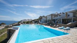 Bazén v ubytování Cavo Blue Villas nebo v jeho okolí