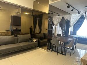 サイバージャヤにあるKyra Homestay 3 at Centrus SOHO CYBERJAYAのソファとテーブルのあるリビングルーム
