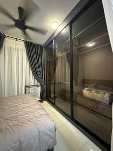 サイバージャヤにあるKyra Homestay 3 at Centrus SOHO CYBERJAYAのベッドと天井扇風機のある寝室 +21枚の写真