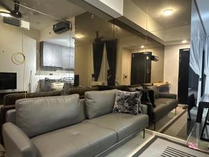 サイバージャヤにあるKyra Homestay 3 at Centrus SOHO CYBERJAYAのリビングルーム(ソファ、大きな鏡付)