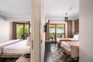 カーギジャックにあるSedir Park - Beach Bungalowのベッド2台とバルコニー付きのホテルの部屋 +126枚の写真