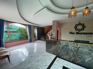 Die Lobby des Hotels in Marokko mit einem Marmortresen in der Unterkunft The Morocco in Kaeng Kachan