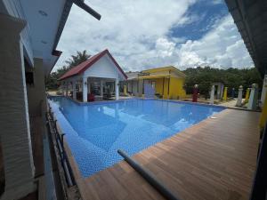 Bazén v ubytování Dalili's resort pulau suri nebo v jeho okolí