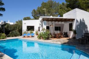 a villa with a swimming pool and a house at Villa en Cala Morell con piscina privada en el bosque in Cala Morell