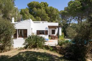 Bazén v ubytování Villa en Cala Morell con piscina privada en el bosque nebo v jeho okolí
