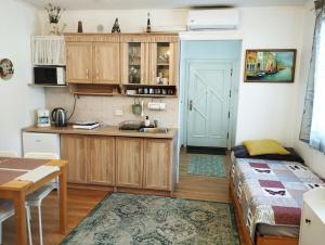 Una pequeña cocina con una cama en una habitación. en ECO-LUX APART with free bicycles end free parking, en Liubliana