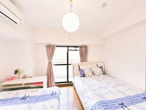 Uma cama ou camas num quarto em Lucky sky903周围设施配套齐全1Ldk可容纳5人 徒步心斋桥商圈 高楼层俯瞰大阪