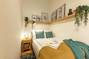 维也纳SUPERIOR DESIGN APARTMENT by JR City Apartments的一间卧室，床上有一张带毛巾的床