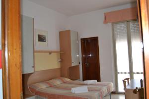 a hotel room with a bed and a mirror at Hotel Rosy in Bellaria-Igea Marina