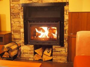 una chimenea con fuego en Guest House Chepelare en Chepelare