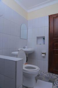 Ein Badezimmer in der Unterkunft Beautiful Spaces 3 bedroomed bungalow