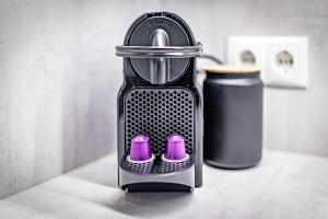 维也纳SUPERIOR DESIGN APARTMENT by JR City Apartments的放在柜台上的瓶子