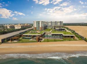 una vista aérea de un resort en la playa en Taj Puri Resort & Spa, Odisha, en Puri