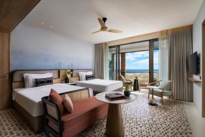 Habitación de hotel con cama, mesa y TV. en Taj Puri Resort & Spa, Odisha, en Puri
