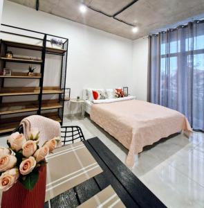 une chambre avec un lit et une table avec des roses dans l'établissement Elegant apartments in the city center Brewery, à Rivne