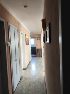 an empty hallway with a hallway leading to a room at Colmar Room,chambre privée chez l'habitant,parking voiture devant la maison,garage moto et vélo in Colmar