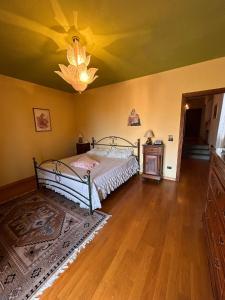 ein Schlafzimmer mit einem Bett und einem Kronleuchter in der Unterkunft Villa Dedo in Reggello + 39 Fotos