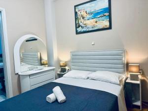 Ένα ή περισσότερα κρεβάτια σε δωμάτιο στο Johnnys cozy apartment in Kallithea +10 φωτογραφίες