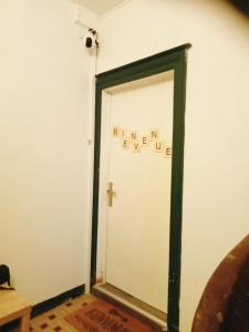 a door with the words burn everlez written on it at Le petit refuge de Venose in La Châtre