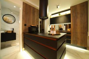 Kuchyň nebo kuchyňský kout v ubytování Luxury Villa Favela with heated pool