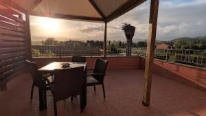 Rõdu või terrass majutusasutuses Hotel Il Cipresso