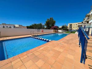 una piscina al centro di un edificio di Vibra Delta a Sant Jaume d'Enveja