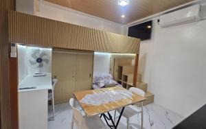 トゥゲガラオ・シティにあるCozy Private Room C at 3Z Transient Houseのキッチン、ダイニングルーム(テーブル、椅子付)